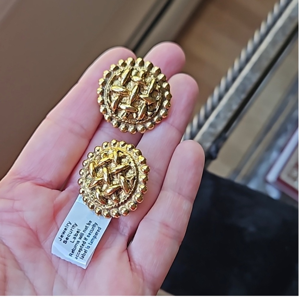 CHANEL Vintage Textured Clip-On Earrings